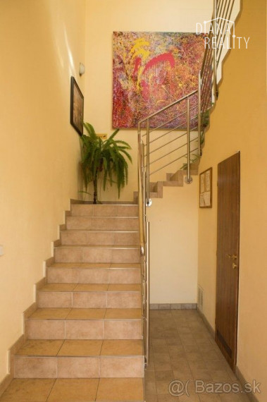 Administratívne a obchodné činnosti , služby , vrátane 2-izbového bytu