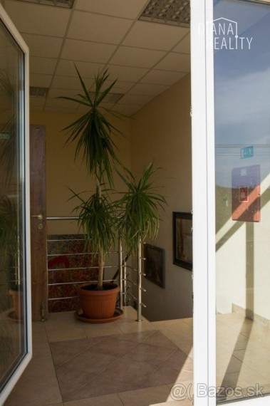 Administratívne a obchodné činnosti , služby , vrátane 2-izbového bytu