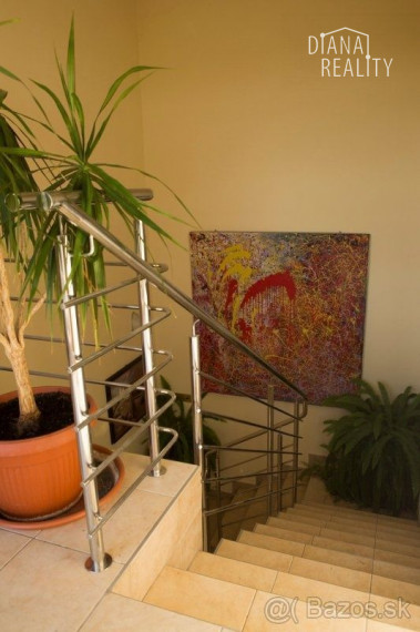 Administratívne a obchodné činnosti , služby , vrátane 2-izbového bytu