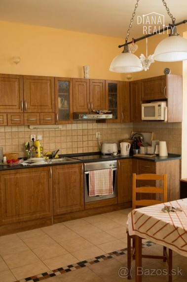 Administratívne a obchodné činnosti , služby , vrátane 2-izbového bytu