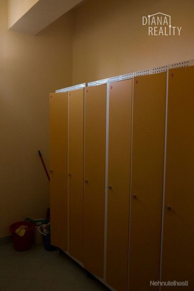 Administratívne a obchodné činnosti , služby , vrátane 2-izbového bytu