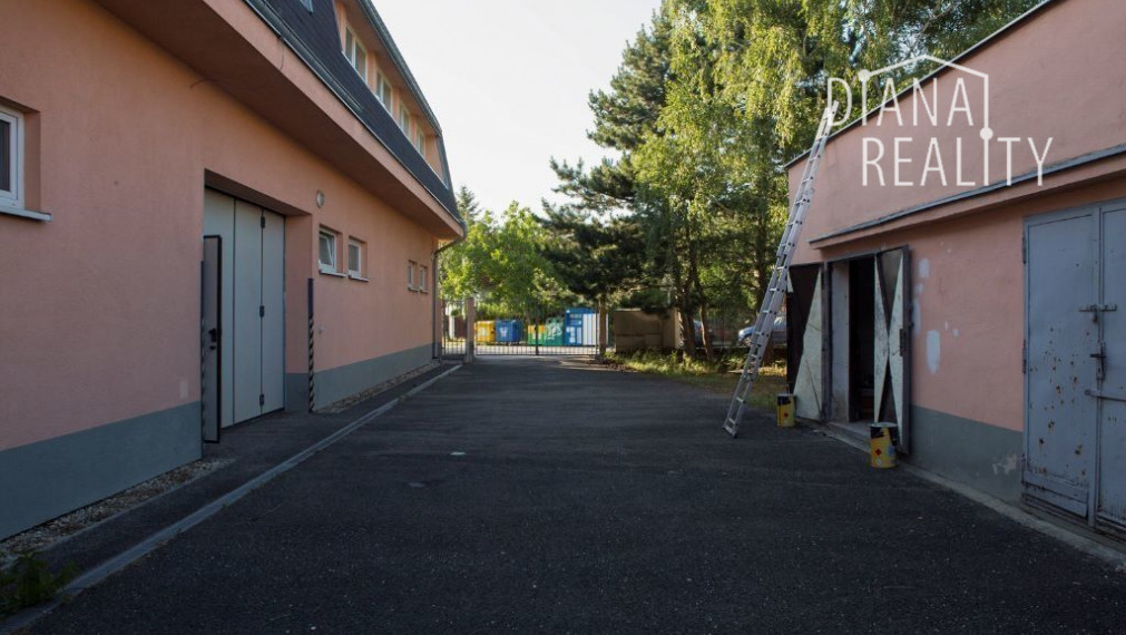 Administratívne a obchodné činnosti , služby , vrátane 2-izbového bytu