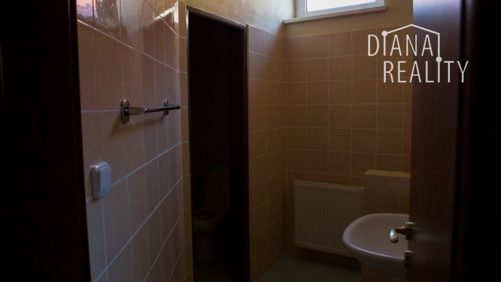 Administratívne a obchodné činnosti , služby , vrátane 2-izbového bytu