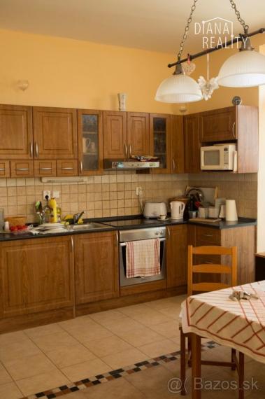 Kancelária Lamač ,  aj s  2-izbovým bytom v objekte