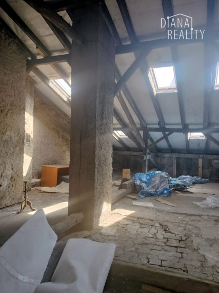 Na prenájom podkrovný priestor na bývanie, ateliér, kombinácia