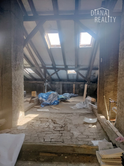 Na prenájom podkrovný priestor na bývanie, ateliér, kombinácia