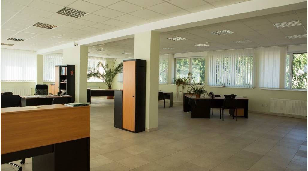 Administratívne a obchodné činnosti , služby , vrátane 2-izbového bytu