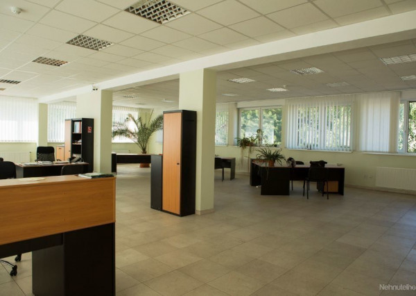Administratívne a obchodné činnosti , služby , vrátane 2-izbového bytu