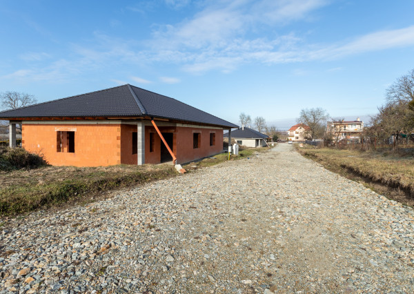 Na predaj 4-izbový bungalov v Ploskom, hrubá stavba