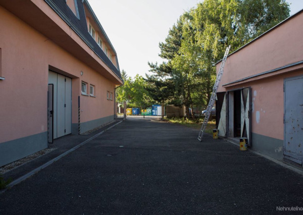 Garáž-sklad na prenájom, Bratislava Lamač, Pod Zečákom